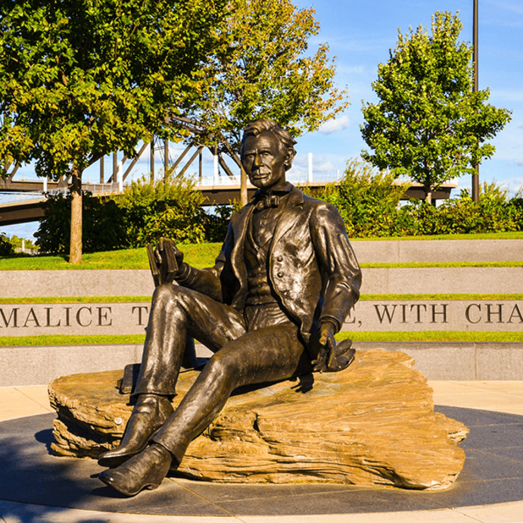 Statue Lincoln LOUISVILLE, Kentucky-Top Awesome Places to visit in USA 2022 - Travel UK USA EU